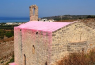 Danni all'antica abbazia bizantina. I vandali dipingono San Mauro di rosa