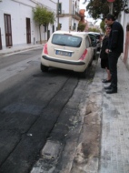 I segni sull'asfalto dopo l'incendio dell'auto. A destra Francesco Ferraro\Reteluna.it