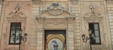 Palazzo dei Celestini: un fascio di garofani rossi in ricordo di Vittorio