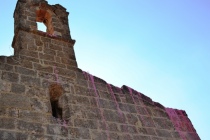 La facciata dell'abbazia analogamente sfregiata