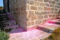 La vernice rosa è colata sulle scale adiacenti