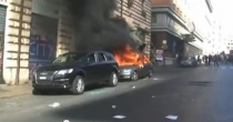 Un'auto bruciata durante la manifestazione del 15 ottobre a Roma