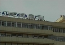 Un immagine della protesta dei lavoratori sui tetti del «Vito Fazzi» di Lecce a settembre