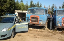 Camion abbandonati nella discarica