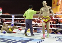 I due attori sul ring per un incontro di Muay Thai