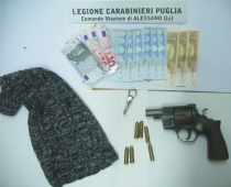 Una parte delle refurtiva, la pistola usata per la rapina e un passamontagna